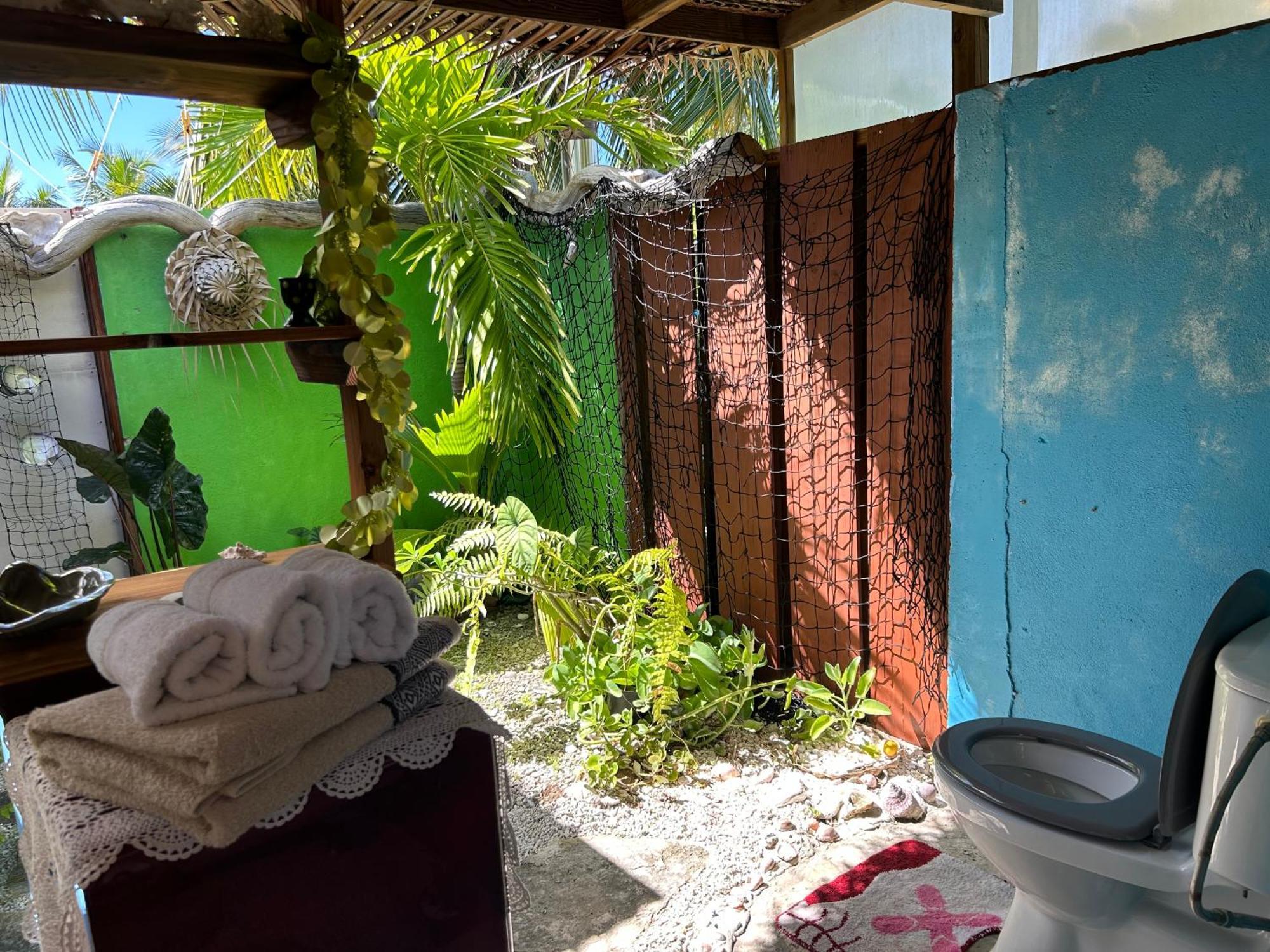 Rangiroa Bliss Hotel Tiputa Exterior photo