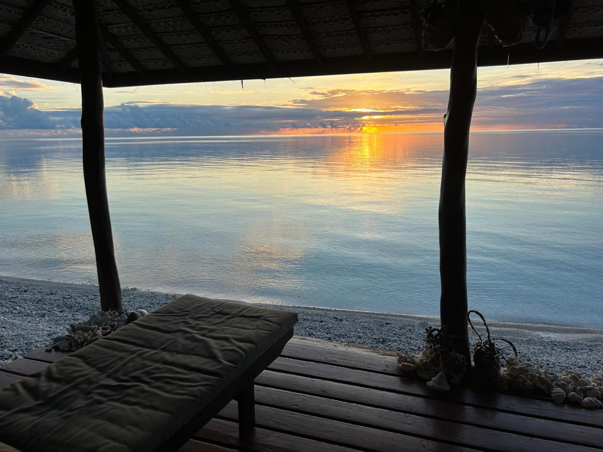 Rangiroa Bliss Hotel Tiputa Exterior photo
