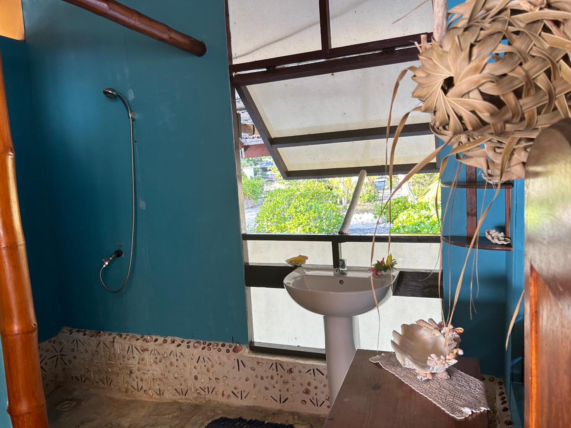 Rangiroa Bliss Hotel Tiputa Exterior photo